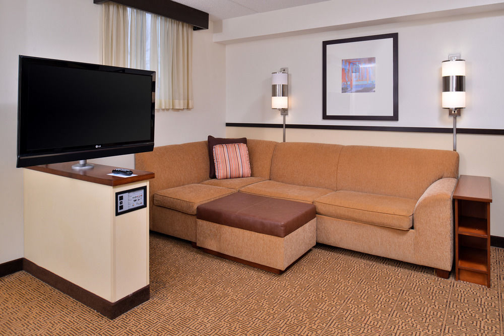 Hyatt Place Herndon Dulles Airport - East Exterior photo