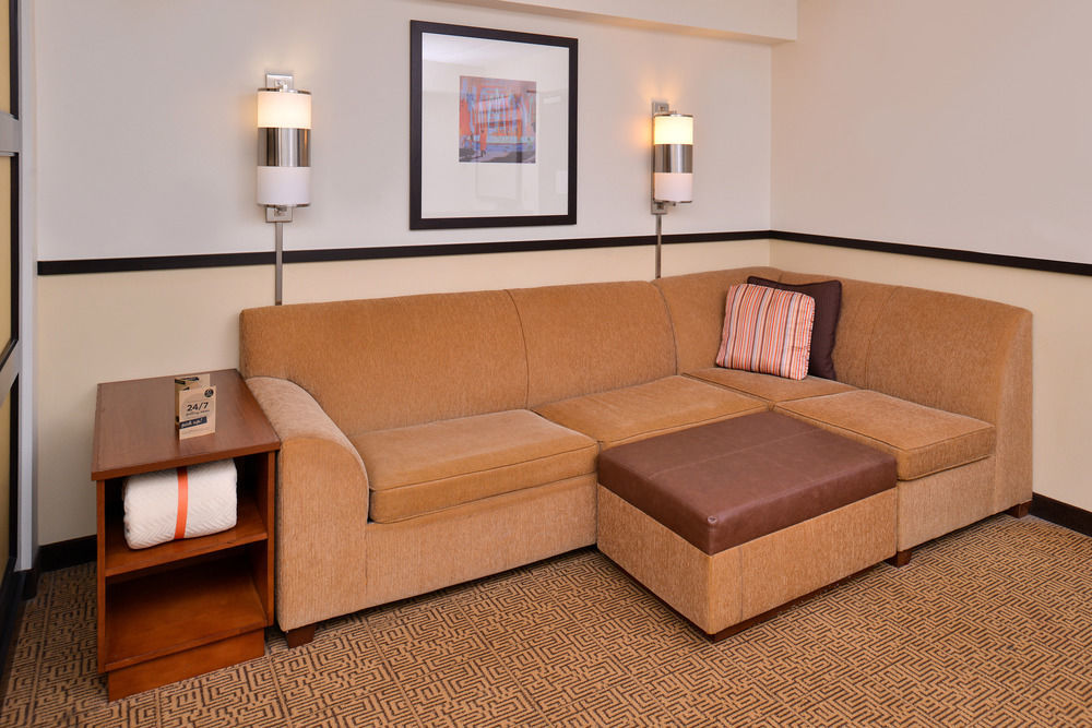 Hyatt Place Herndon Dulles Airport - East Exterior photo